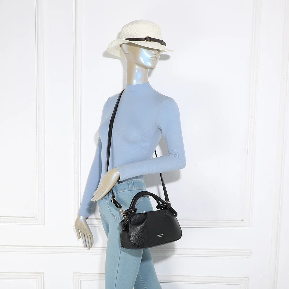 Sac Sélya noir porté par une femme, à la main par sa poignée nouée ou avec la bandoulière – réf. R-2043