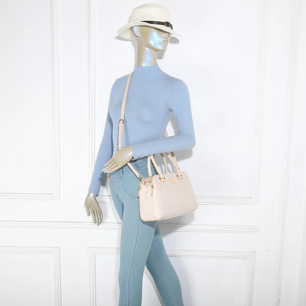 Sac Séna beige porté par une femme, à la main ou avec sa bandoulière amovible – réf. DG-5804