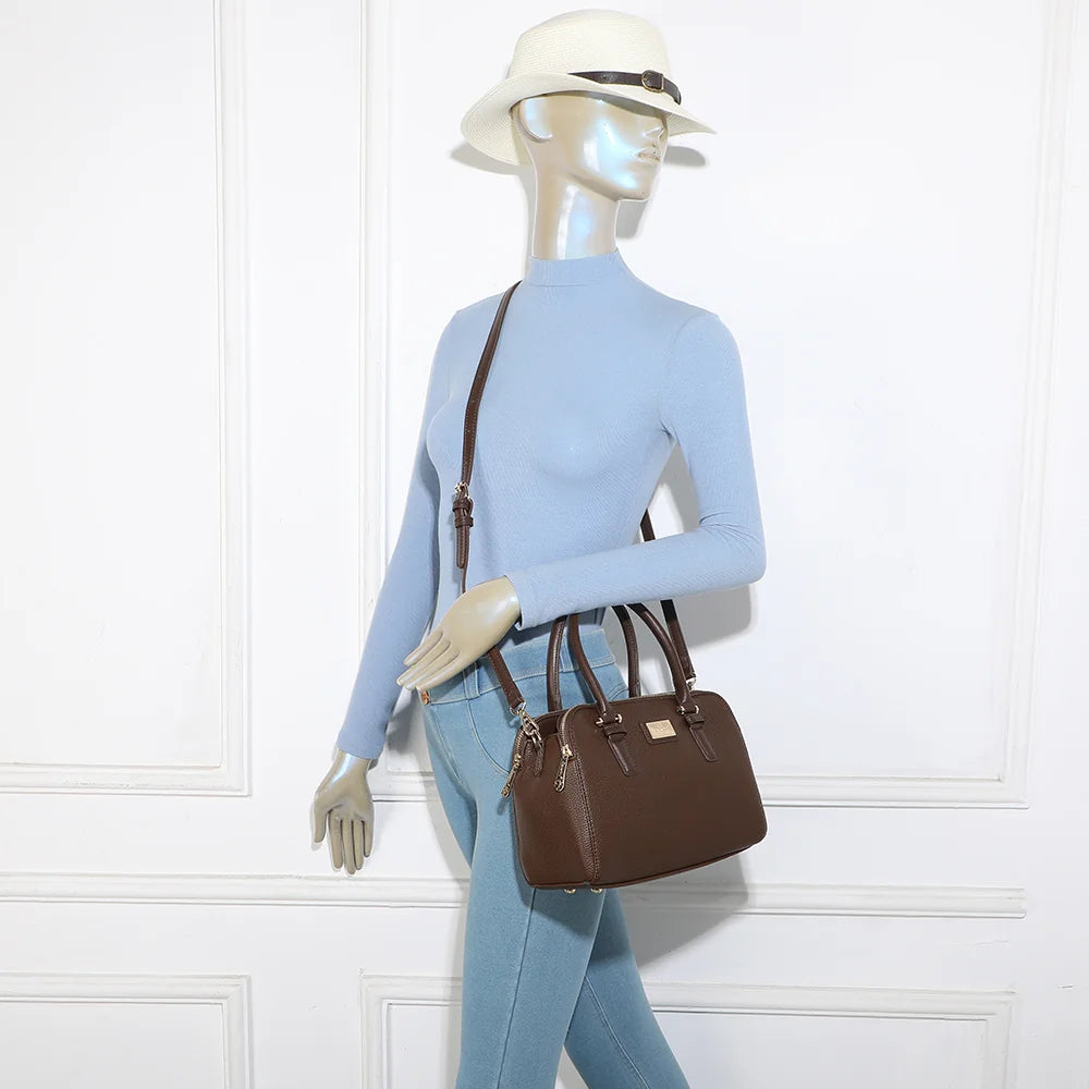 Sac Séna café porté par une femme, à la main ou avec sa bandoulière amovible – réf. DG-5804