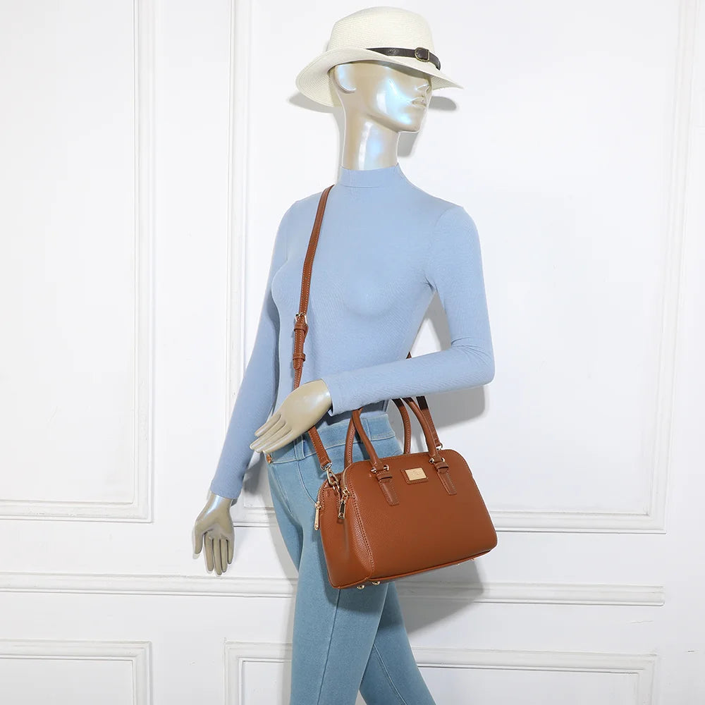 Sac Séna marron foncé porté par une femme, à la main ou avec sa bandoulière amovible – réf. DG-5804