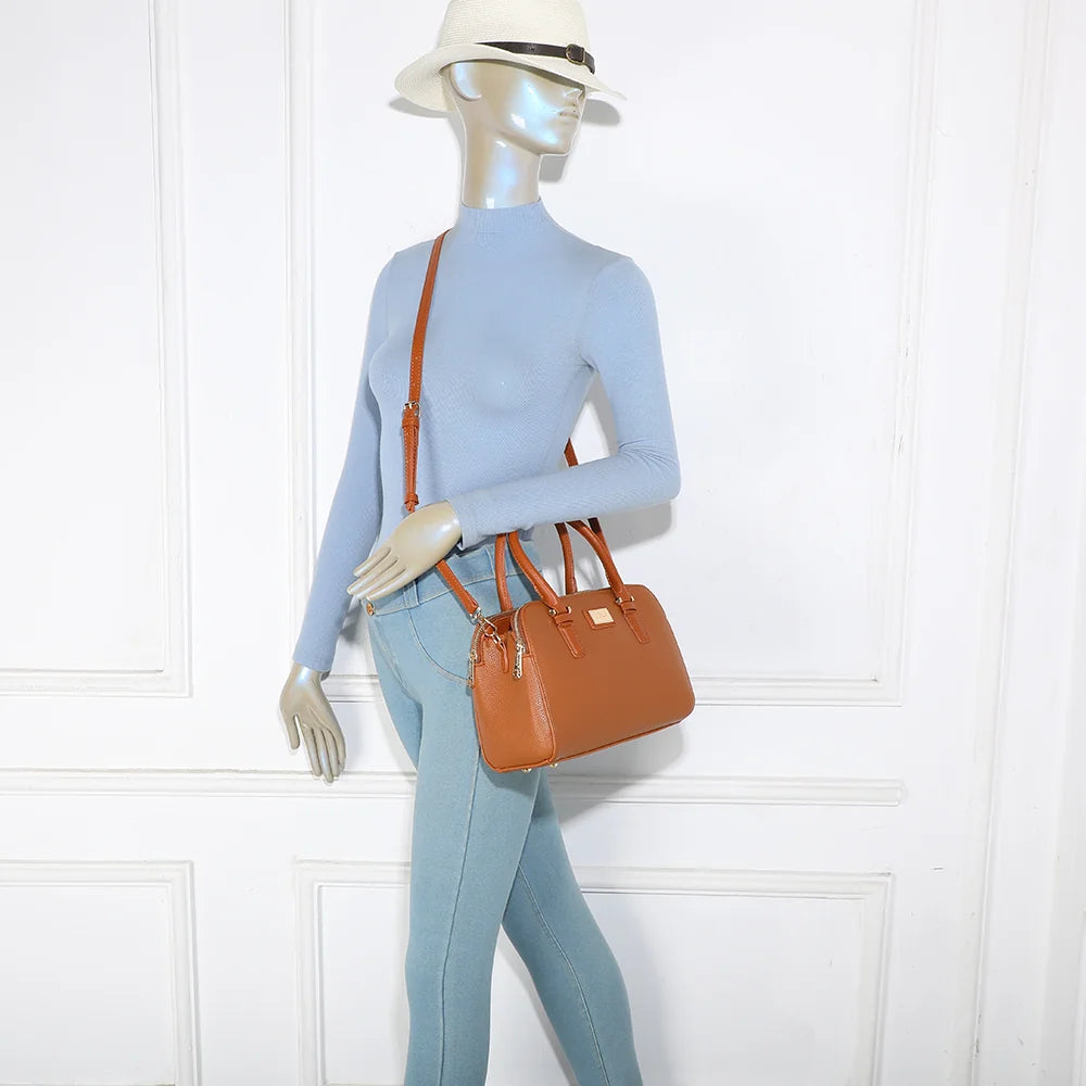 Sac Séna marron porté par une femme, à la main ou avec sa bandoulière amovible – réf. DG-5804