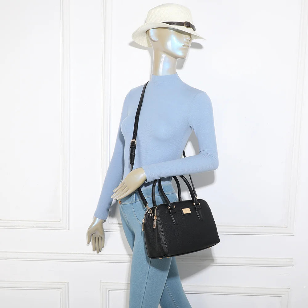 Sac Séna noir porté par une femme, à la main ou avec sa bandoulière amovible – réf. DG-5804