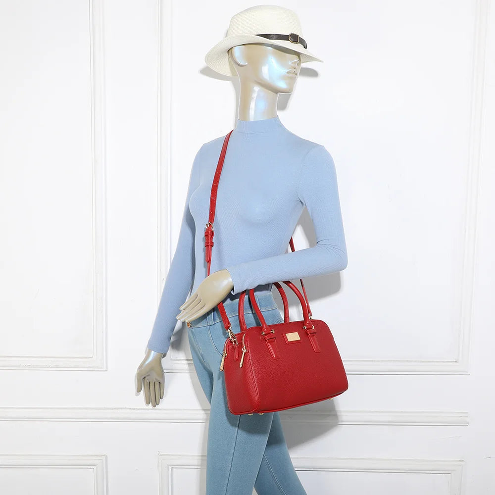 Sac Séna rouge foncé porté par une femme, à la main ou avec sa bandoulière amovible – réf. DG-5804