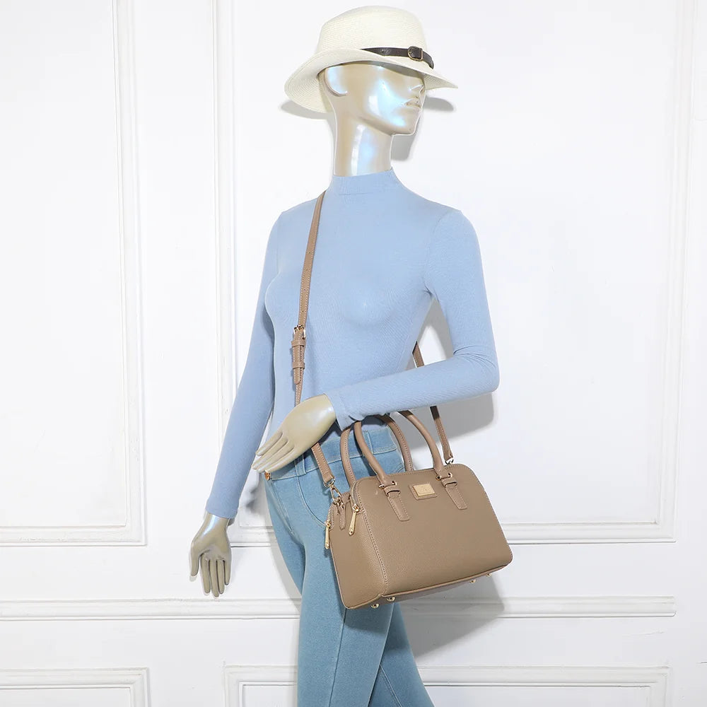 Sac Séna taupe foncé porté par une femme, à la main ou avec sa bandoulière amovible – réf. DG-5804