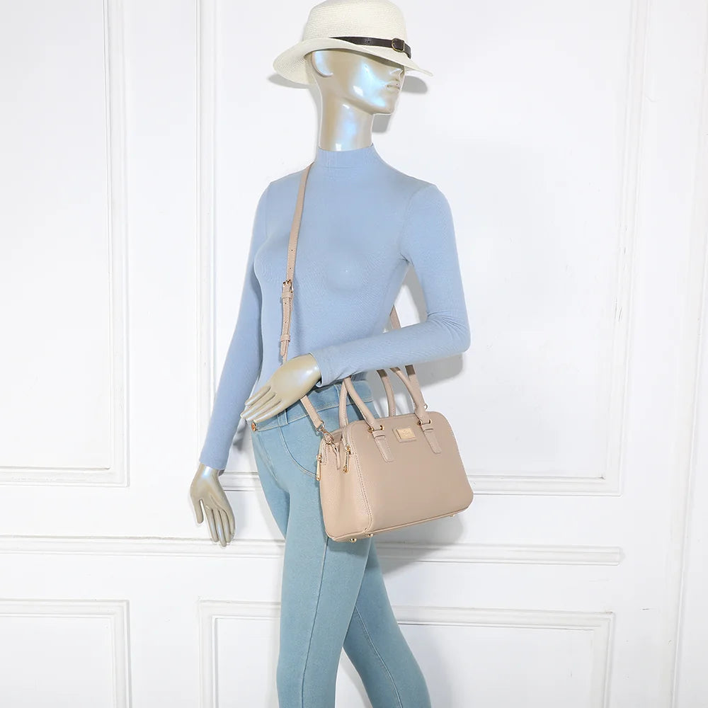 Sac Séna taupe porté par une femme, à la main ou avec sa bandoulière amovible – réf. DG-5804