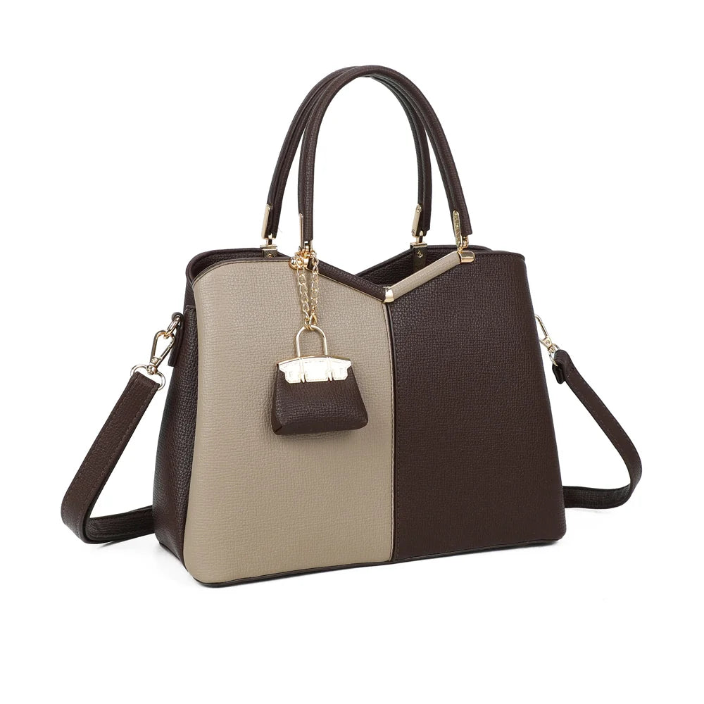 Serena Duo café vu de trois quarts : lignes structurées, empiècement en V doré et charm assorti – réf. M-9130-A