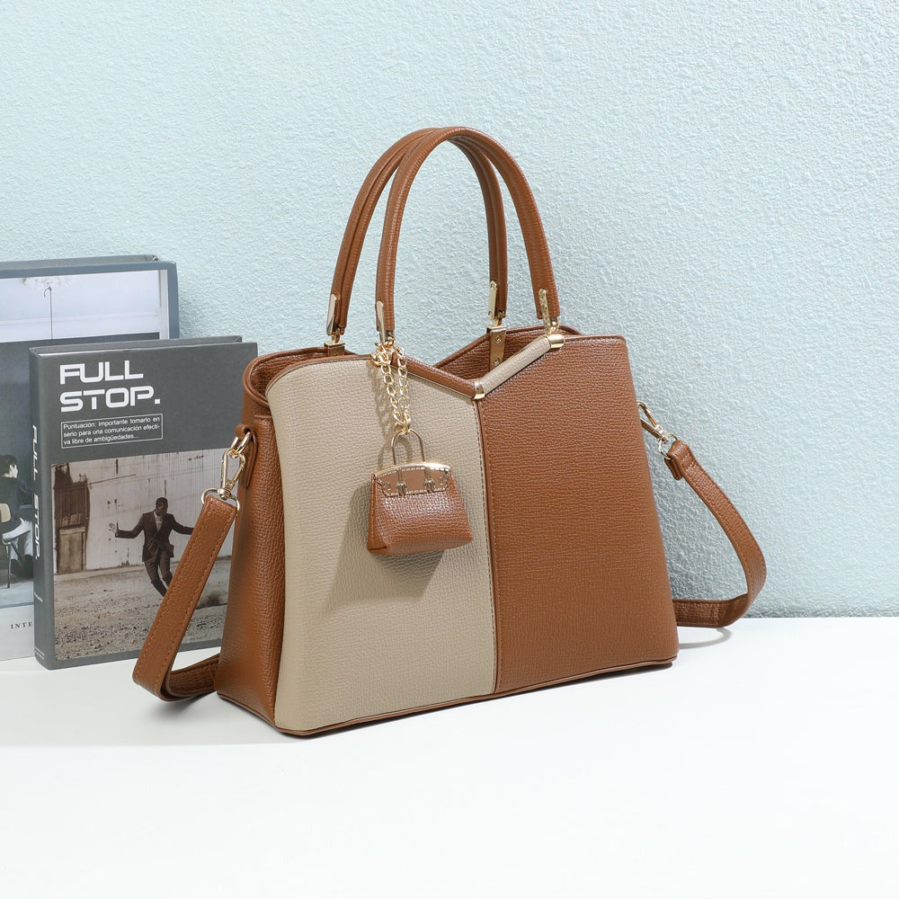 Sac à main Serena Duo marron et beige mis en scène dans un décor – visuel d’ambiance créé avec l’IA – Gallantry Paris