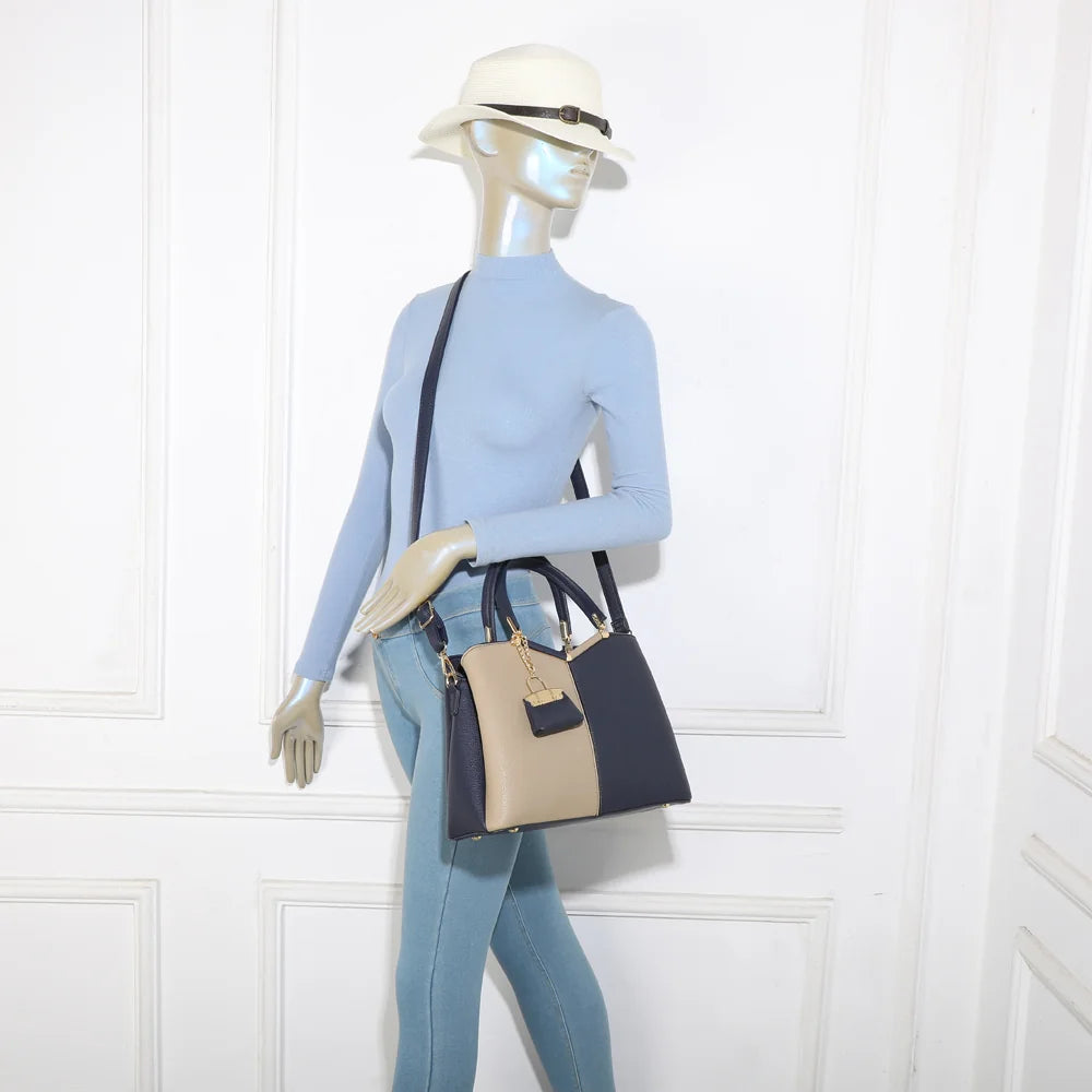 Sac à main femme Serena Duo marine porté, à la main ou en bandoulière grâce à sa sangle amovible – réf. M-9130-A