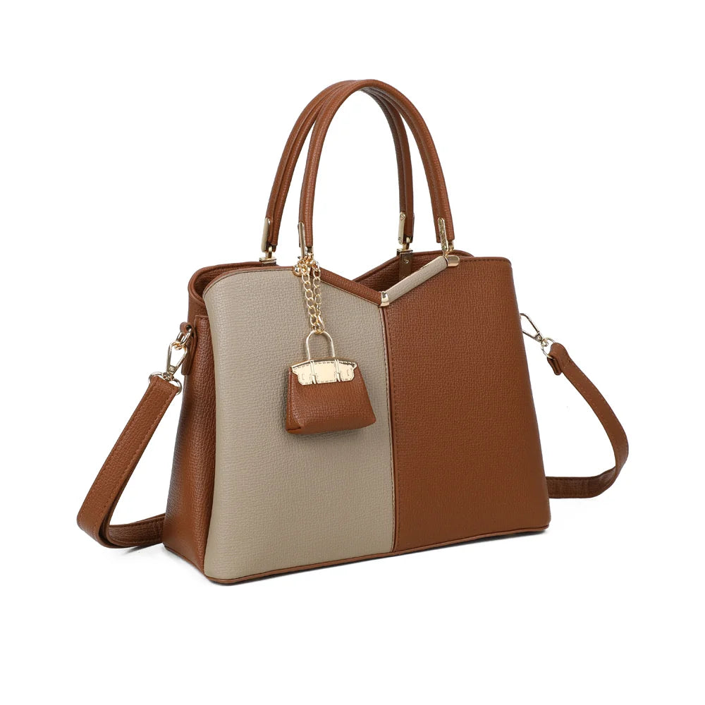 Serena Duo marron vu de trois quarts : lignes structurées, empiècement en V doré et charm assorti – réf. M-9130-A