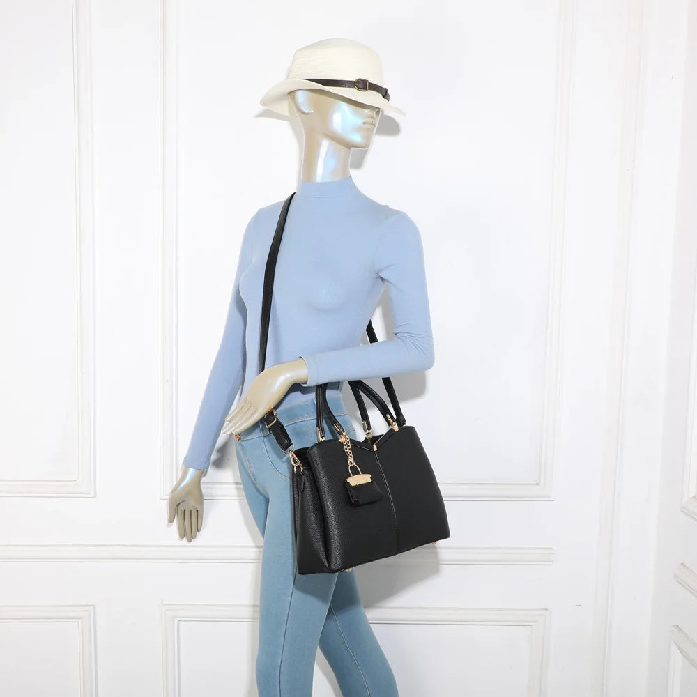 Sac à main femme Serena Duo noir porté, à la main ou en bandoulière grâce à sa sangle amovible – réf. M-9130-A