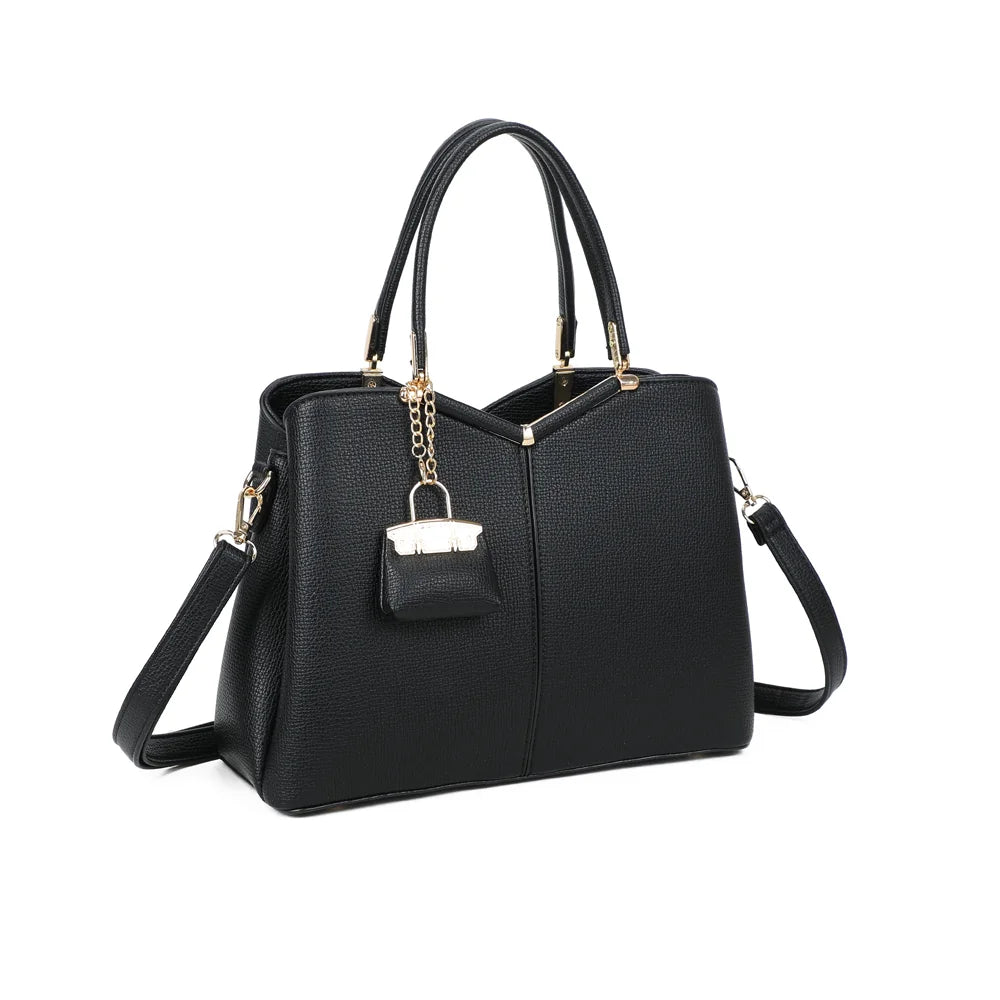 Serena Duo noir vu de trois quarts : lignes structurées, empiècement en V doré et charm assorti – réf. M-9130-A