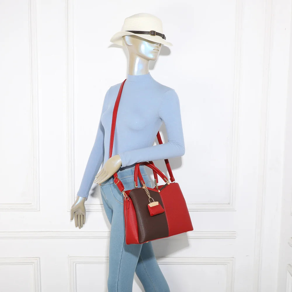 Sac à main femme Serena Duo rouge porté, à la main ou en bandoulière grâce à sa sangle amovible – réf. M-9130-A