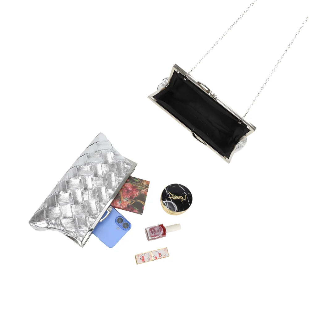 Intérieur de la pochette Shine argent : compartiment unique doublé, ouverture large grâce au fermoir clip – réf. LH-71004