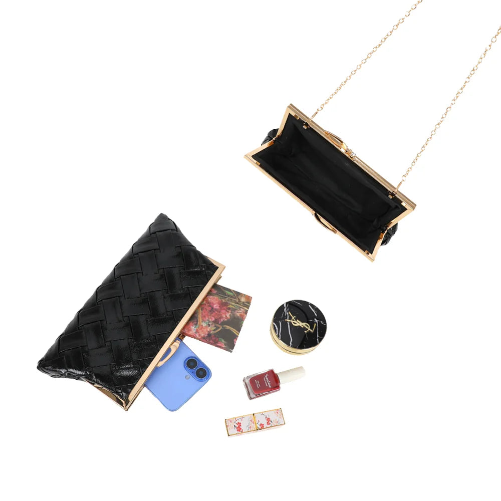 Intérieur de la pochette Shine noir : compartiment unique doublé, ouverture large grâce au fermoir clip – réf. LH-71004