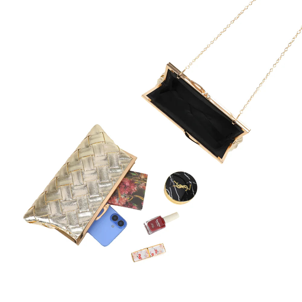 Intérieur de la pochette Shine or : compartiment unique doublé, ouverture large grâce au fermoir clip – réf. LH-71004