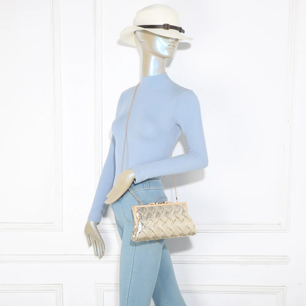 Pochette Shine or portée par une femme, à l’épaule grâce à sa fine chaîne métallique amovible – réf. LH-71004