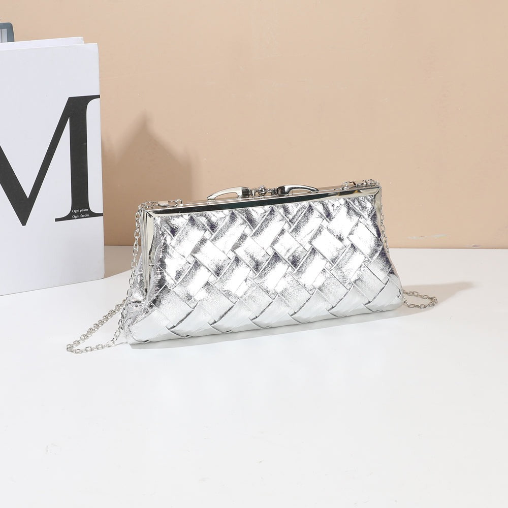 Pochette Shine argent tressée posée dans un décor de soirée – visuel d’ambiance créé avec l’IA – Gallantry Paris