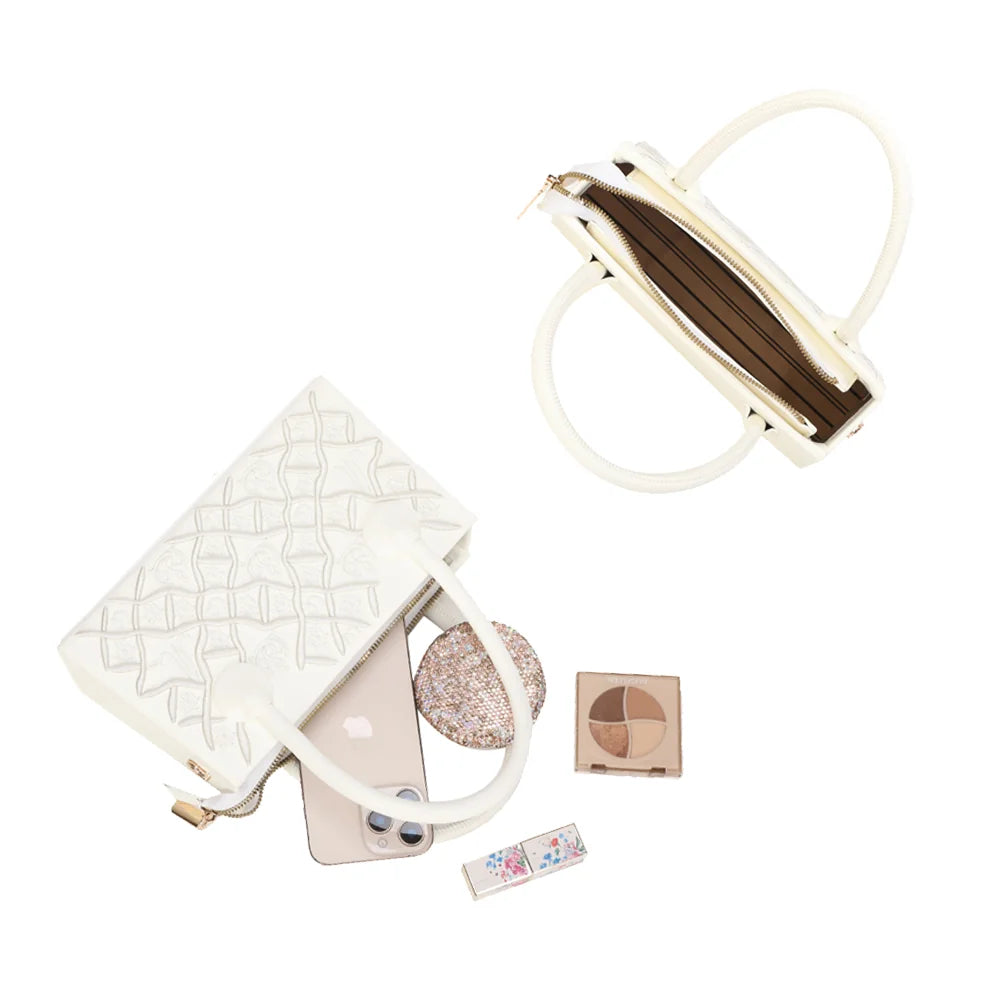 Intérieur du Sienna blanc : zip doré, doublure synthétique, téléphone et maquillage – réf. YL-26014
