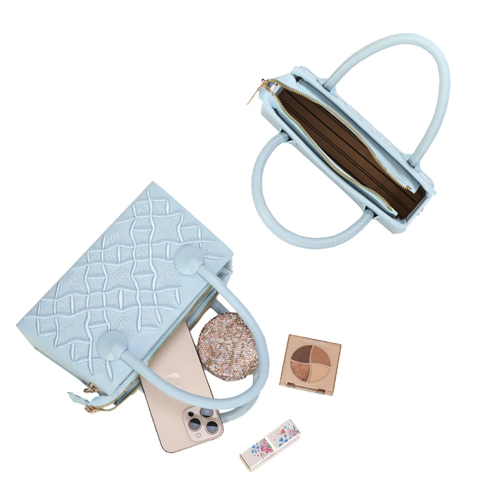 Intérieur du Sienna bleu clair : zip doré, doublure synthétique, téléphone et maquillage – réf. YL-26014