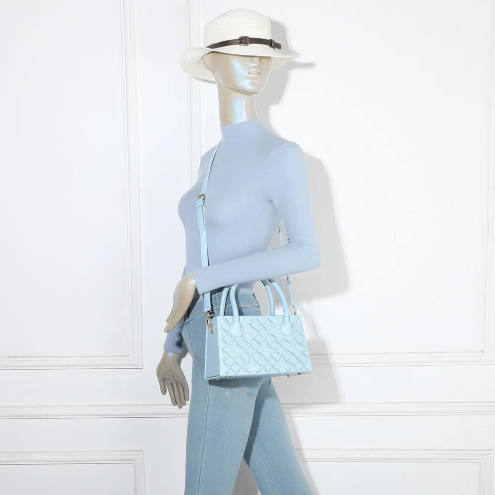 Sac à main femme Sienna bleu clair porté, à la main ou avec sa bandoulière amovible – réf. YL-26014
