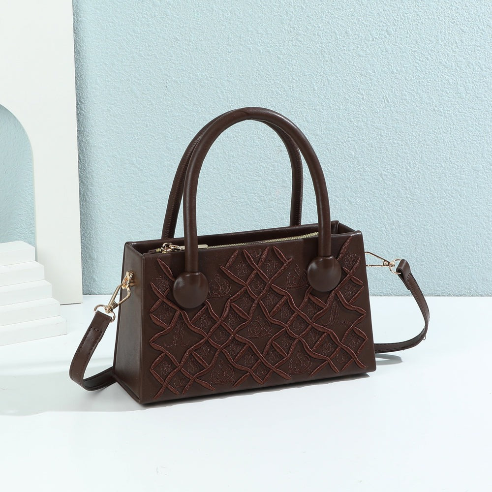 Sac à main Sienna coloris Coffee mis en scène dans un décor – visuel d'ambiance créé avec l'IA – Gallantry Paris