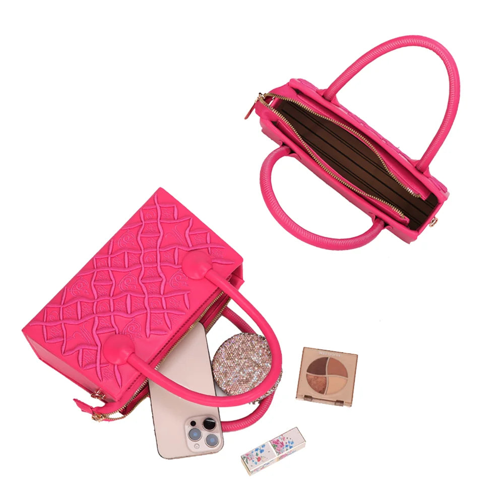 Intérieur du Sienna fuschia : zip doré, doublure synthétique, téléphone et maquillage – réf. YL-26014