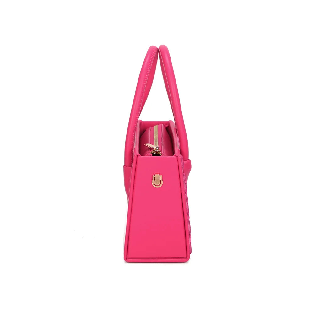 Profil du Sienna fuschia : 8 cm de profondeur et anneau doré pour la bandoulière – réf. YL-26014