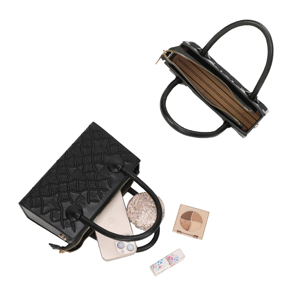 Intérieur du Sienna noir : zip doré, doublure synthétique, téléphone et maquillage – réf. YL-26014