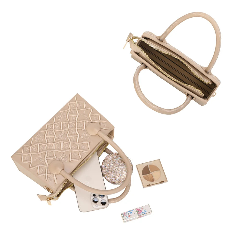 Intérieur du Sienna taupe : zip doré, doublure synthétique, téléphone et maquillage – réf. YL-26014
