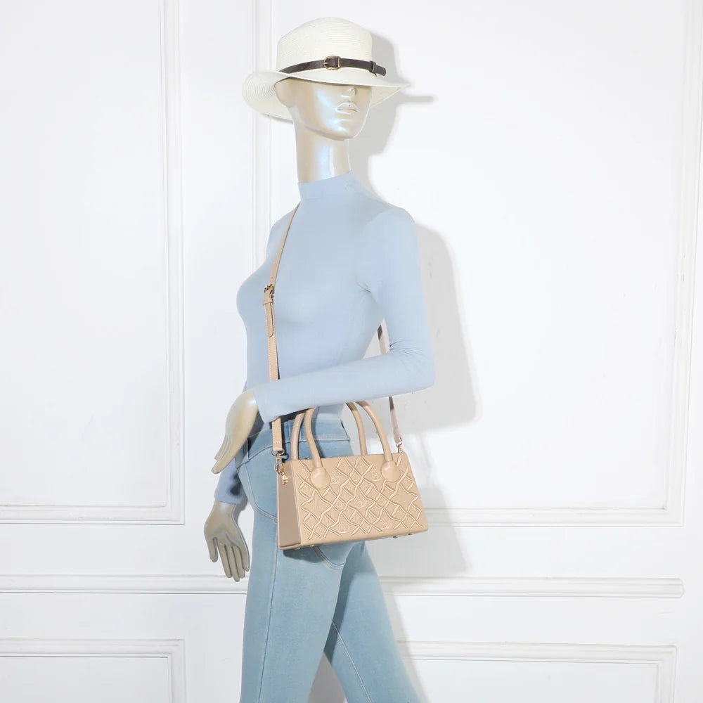 Sac à main femme Sienna taupe porté, à la main ou avec sa bandoulière amovible – réf. YL-26014