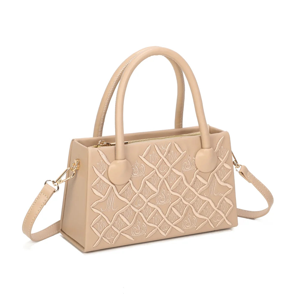Sienna taupe de trois quarts : silhouette structurée, zip doré et attache de bandoulière – réf. YL-26014