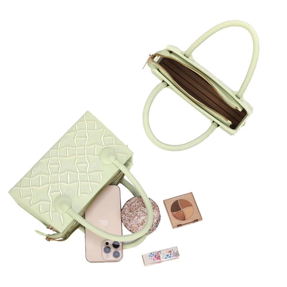Intérieur du Sienna vert clair : zip doré, doublure synthétique, téléphone et maquillage – réf. YL-26014
