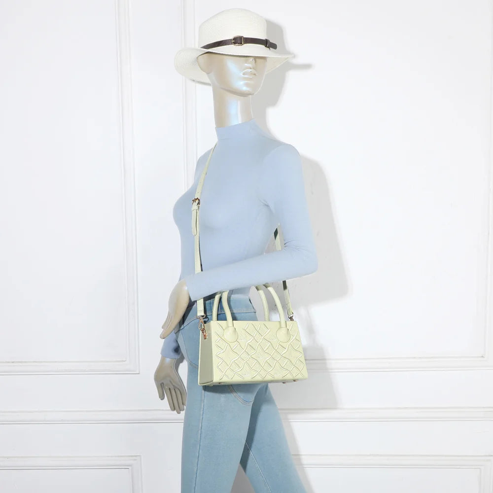 Sac à main femme Sienna vert clair porté, à la main ou avec sa bandoulière amovible – réf. YL-26014