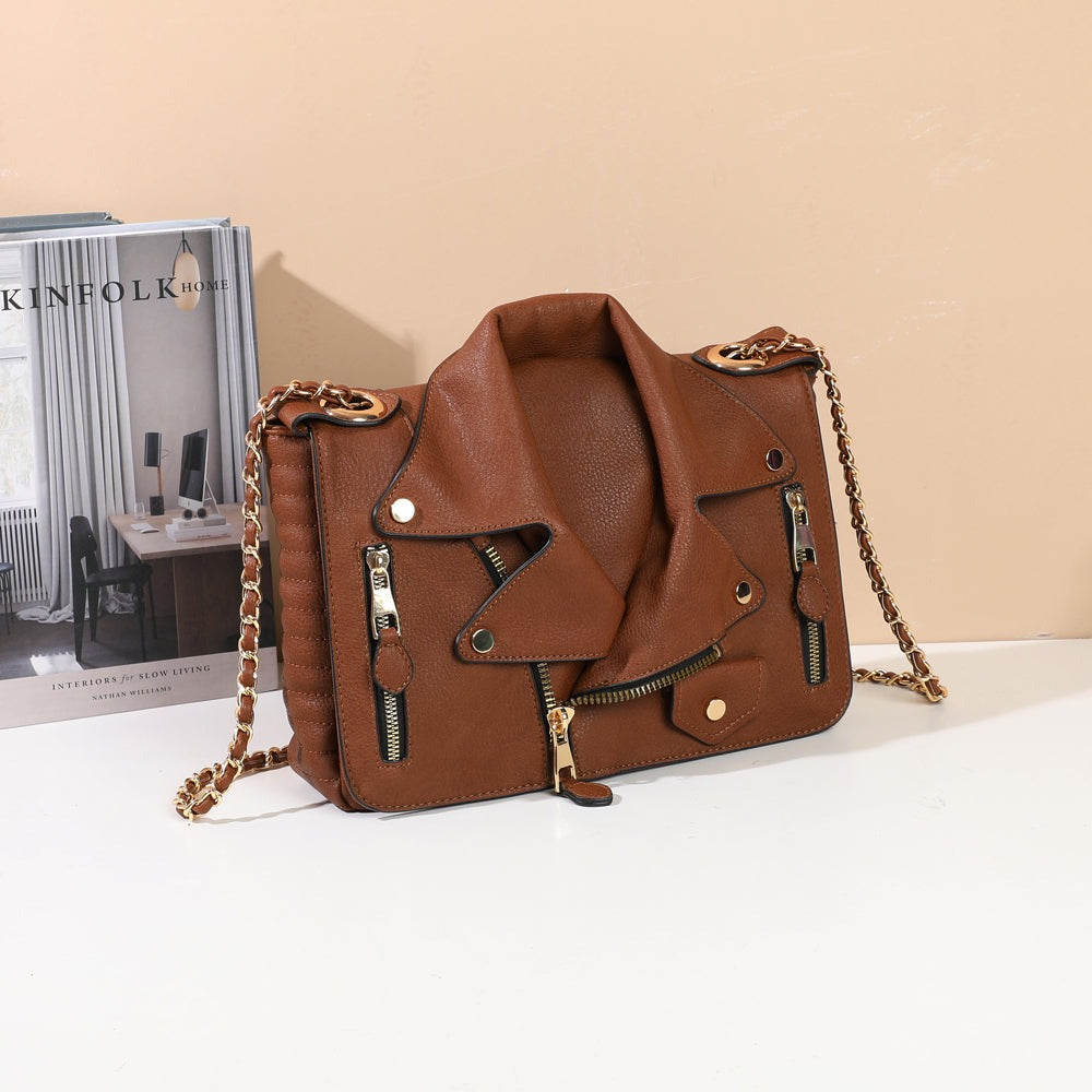 Sac à main Sky Rider marron façon veste biker posé dans un décor d’ambiance – visuel d'ambiance créé avec l'IA – Gallantry Paris