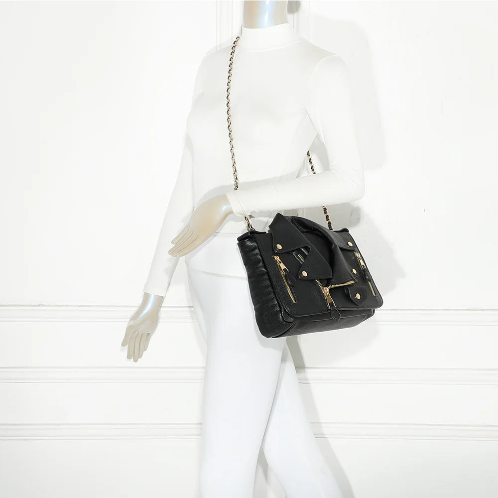 Sac Sky Rider noir porté par une femme à l’épaule, sur sa chaîne dorée entrelacée de simili cuir – réf. G-7498