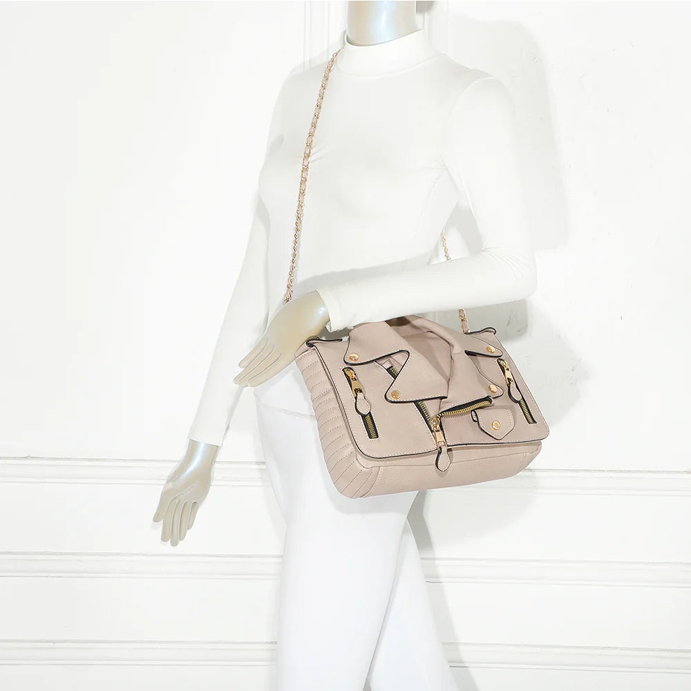 Sac Sky Rider taupe porté par une femme à l’épaule, sur sa chaîne dorée entrelacée de simili cuir – réf. G-7498