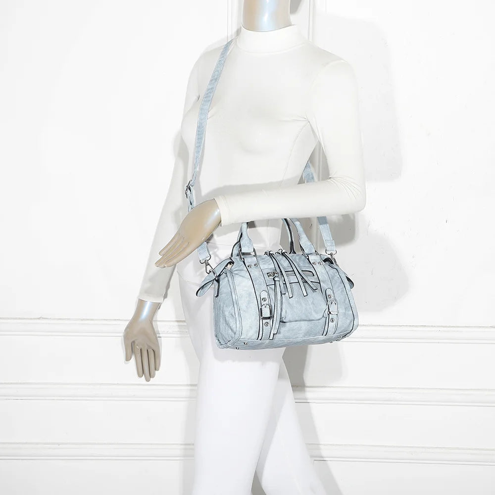 Sac à main femme Skyla Mat bleu clair porté, format compact à la main ou en bandoulière – réf. R-1979-1
