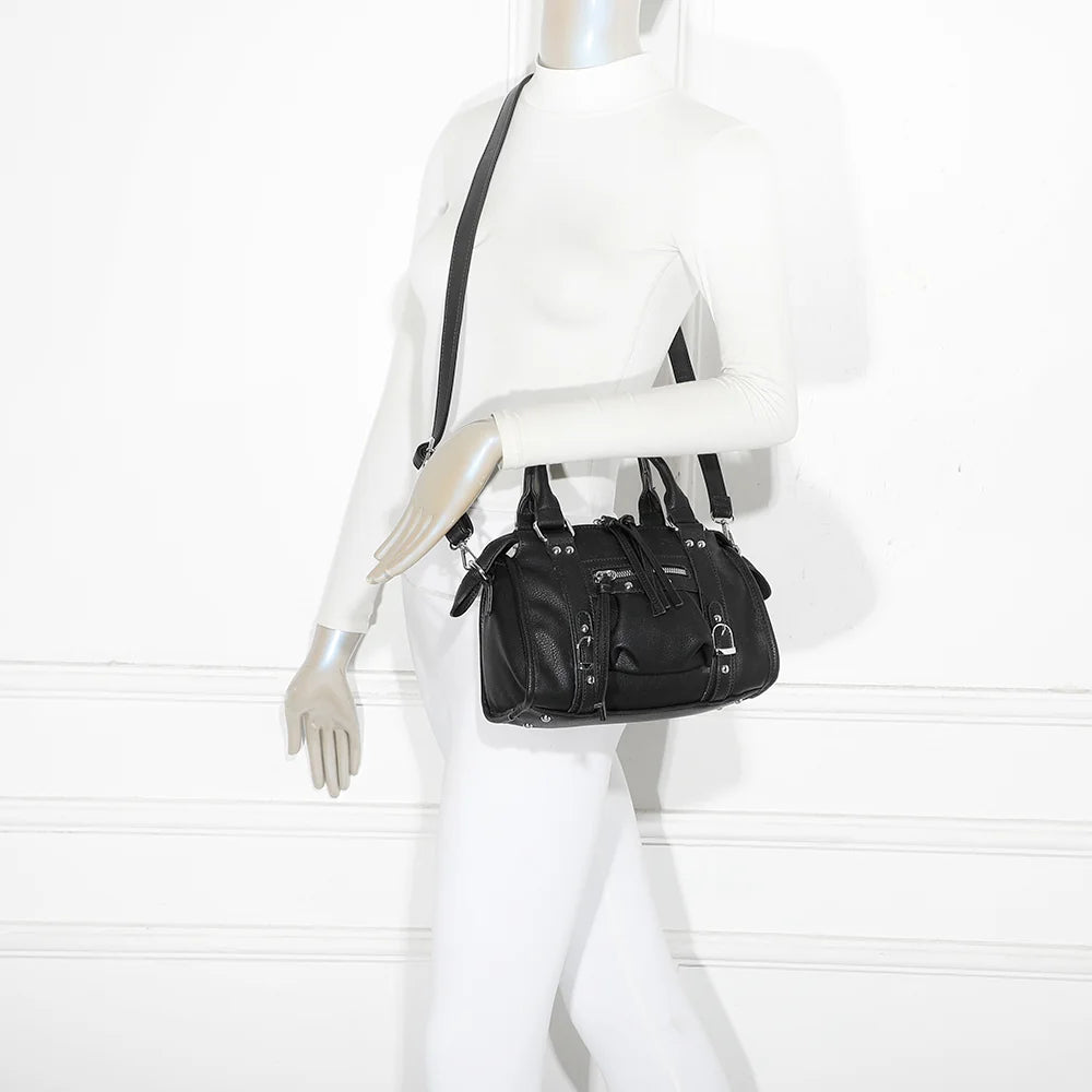 Sac à main femme Skyla Mat noir porté, format compact à la main ou en bandoulière – réf. R-1979-1
