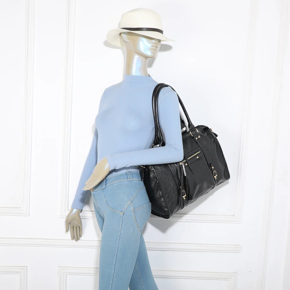 Sac cabas femme Skyla Métallique Grand Dorée noir porté à l’épaule, au fini métallisé lumineux – réf. R-1979-5B