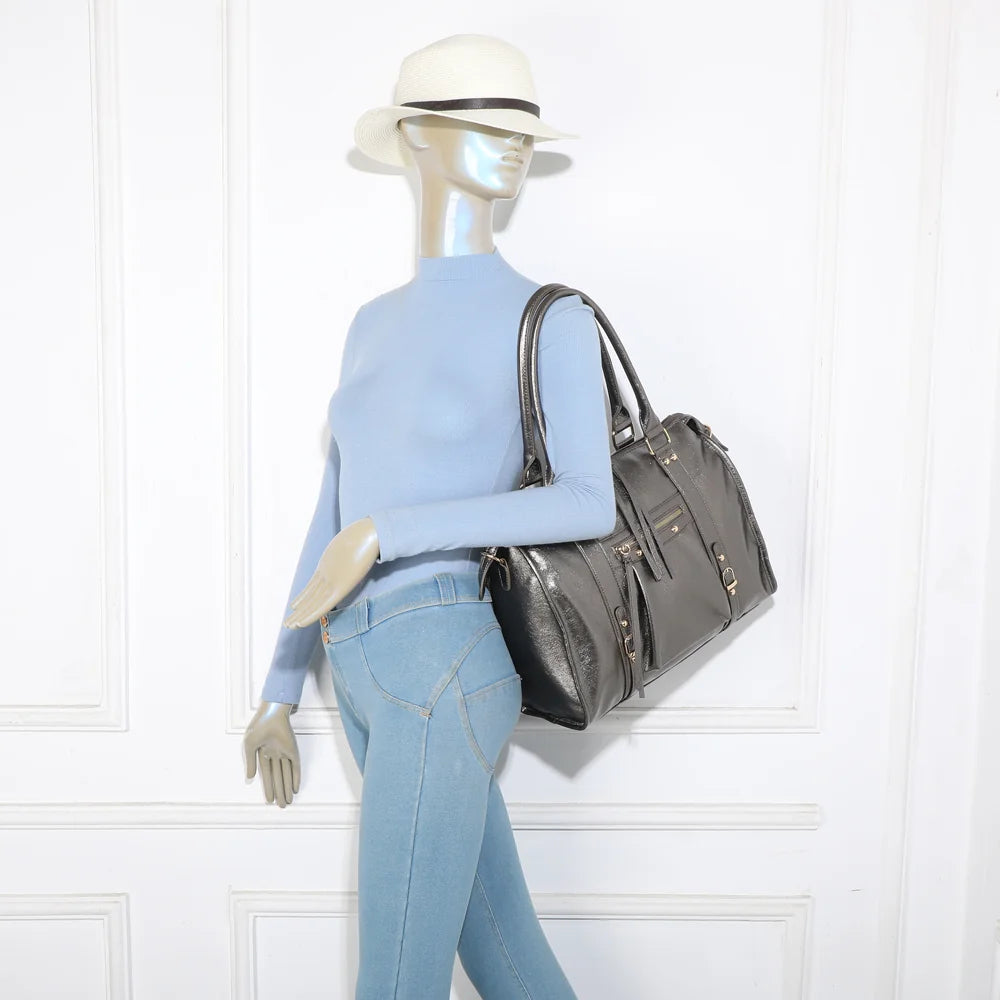 Sac cabas femme Skyla Métallique Grand Dorée thesilver porté à l’épaule, au fini métallisé lumineux – réf. R-1979-5B
