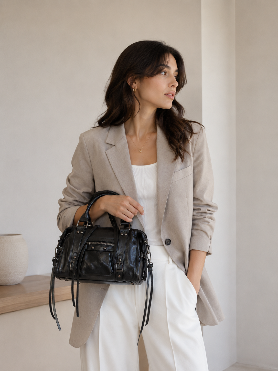 Femme portant le sac à main Skyla Métallique noir – visuel d’ambiance créé avec l’IA – Gallantry Paris