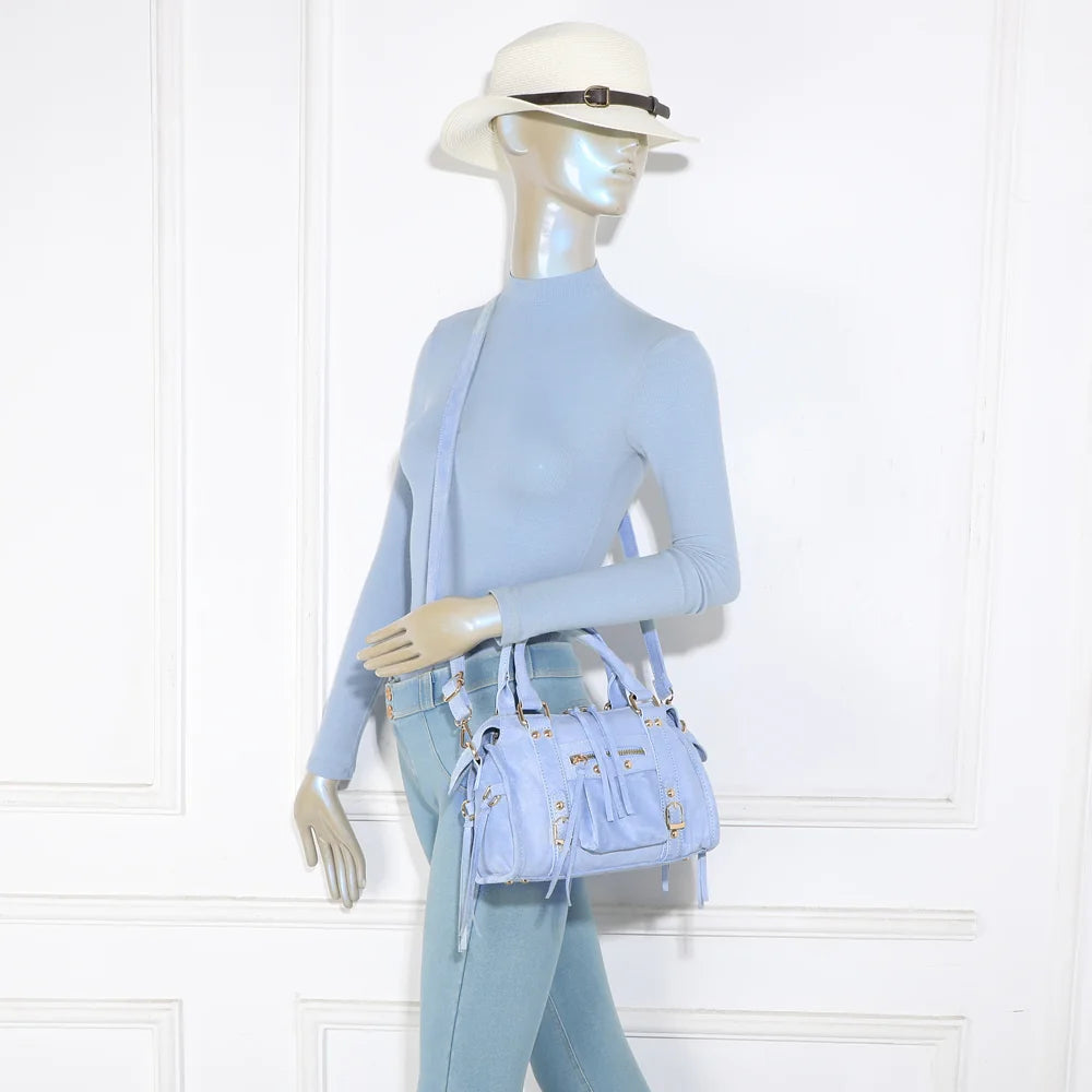 Petit sac Skyla en suédine bleu clair porté par une femme, à la main ou en bandoulière – réf. Z-1979-6A