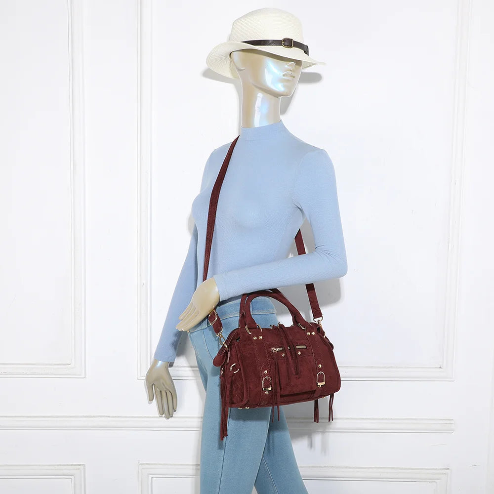 Petit sac Skyla en suédine bordeaux porté par une femme, à la main ou en bandoulière – réf. Z-1979-6A