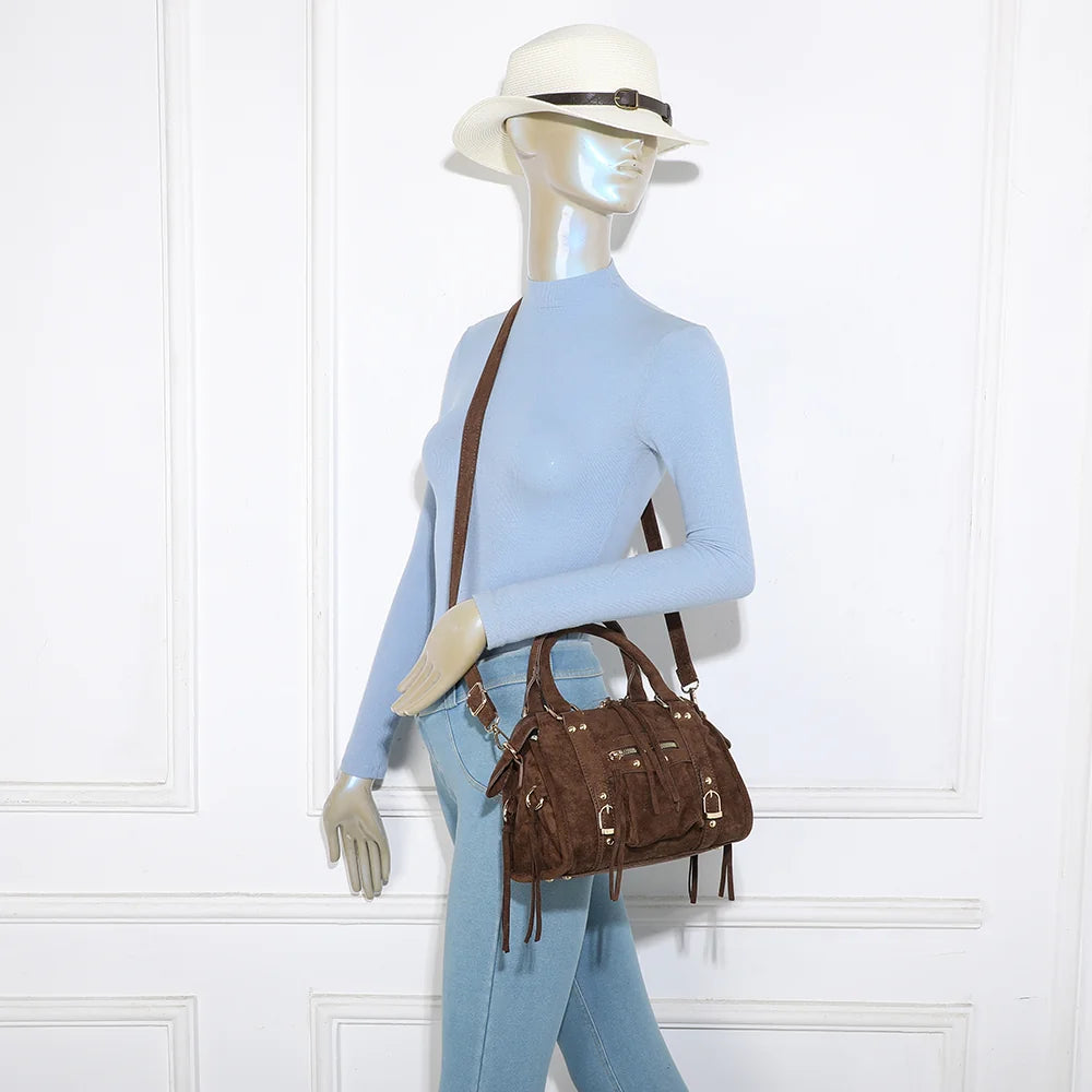Petit sac Skyla en suédine café porté par une femme, à la main ou en bandoulière – réf. Z-1979-6A
