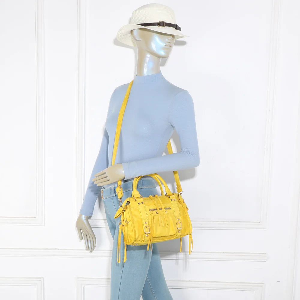 Petit sac Skyla en suédine jaune porté par une femme, à la main ou en bandoulière – réf. Z-1979-6A