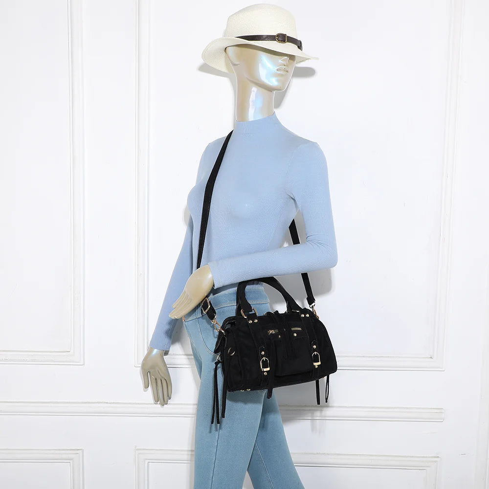 Petit sac Skyla en suédine noir porté par une femme, à la main ou en bandoulière – réf. Z-1979-6A