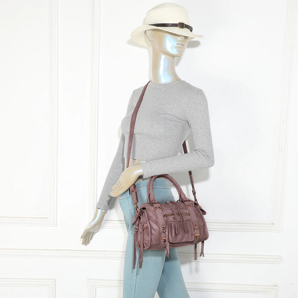 Petit sac Skyla en suédine rose foncé porté par une femme, à la main ou en bandoulière – réf. Z-1979-6A