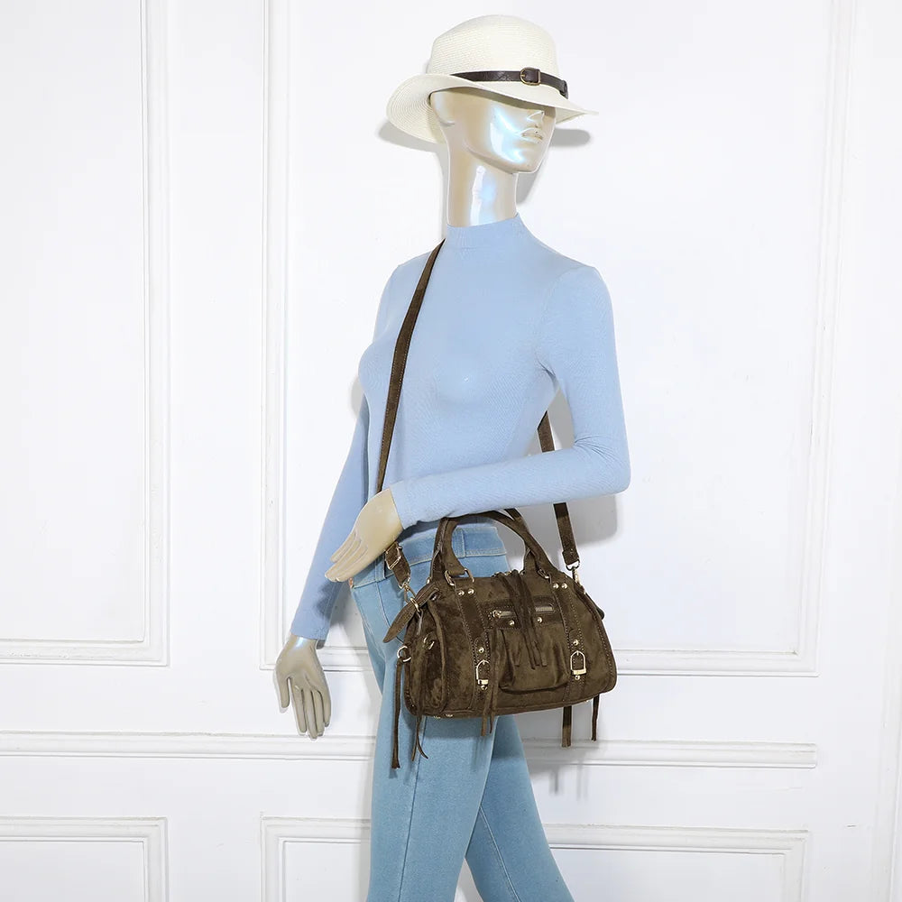 Petit sac Skyla en suédine vert foncé porté par une femme, à la main ou en bandoulière – réf. Z-1979-6A