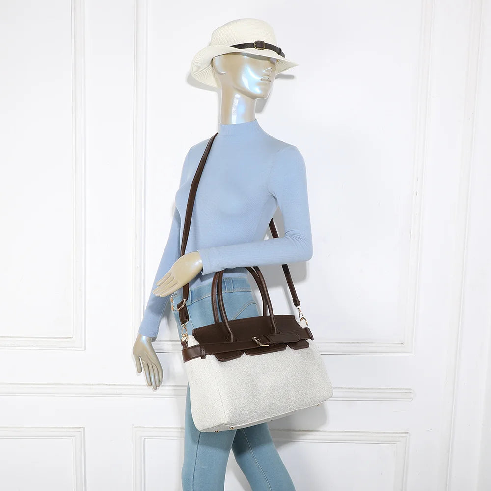 Sac Soft Belt beige/coffee porté par une femme, à la main ou avec sa bandoulière amovible – réf. R-2037