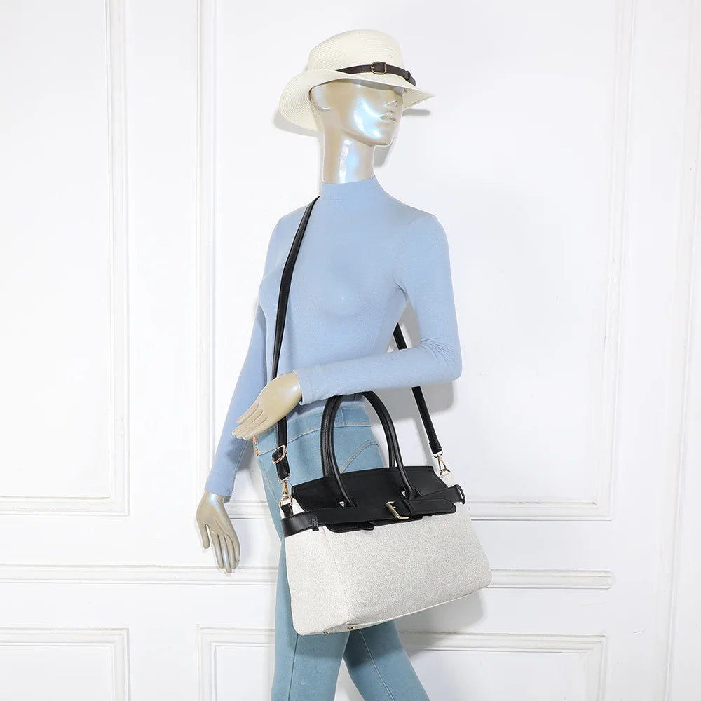 Sac Soft Belt beige/noir porté par une femme, à la main ou avec sa bandoulière amovible – réf. R-2037